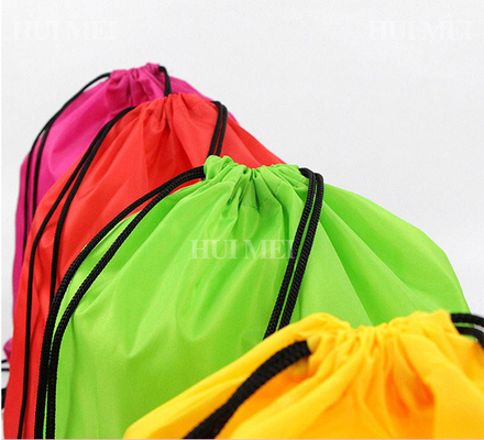 Logos Portable Carry Borse non tessute Borsa con coulisse rossa stampata personalizzata per la spesa