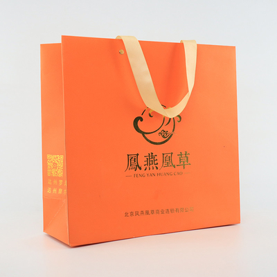 Il regalo di compera bollato lucido Logo Paper Bags With Rope su ordinazione tratta